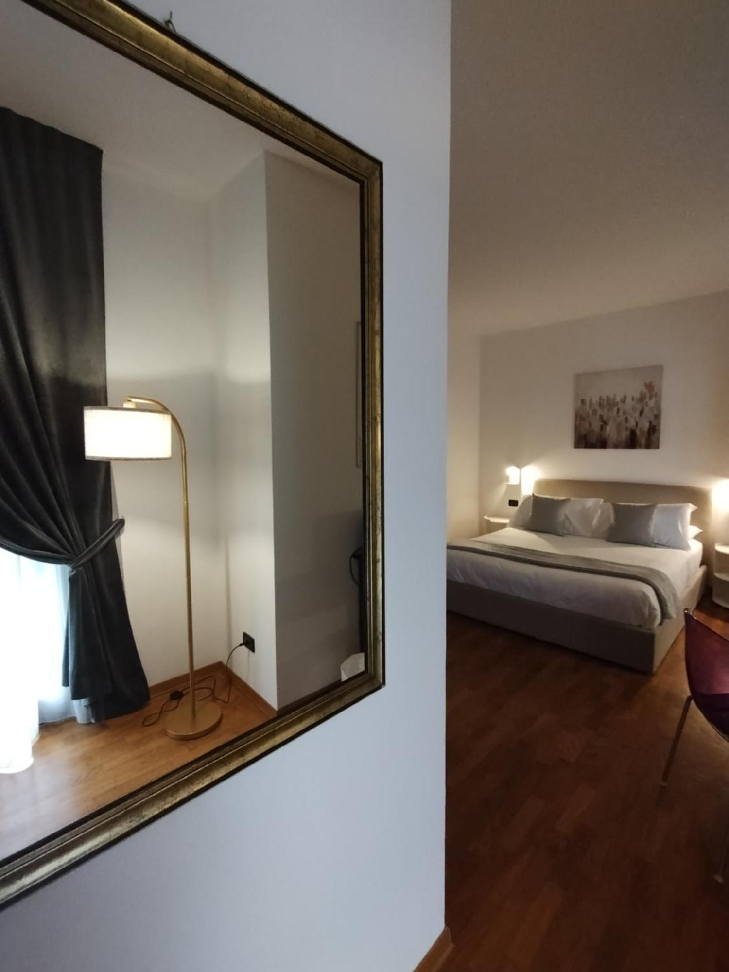 Palazzo Cusani Charming Rooms Верчелли Экстерьер фото