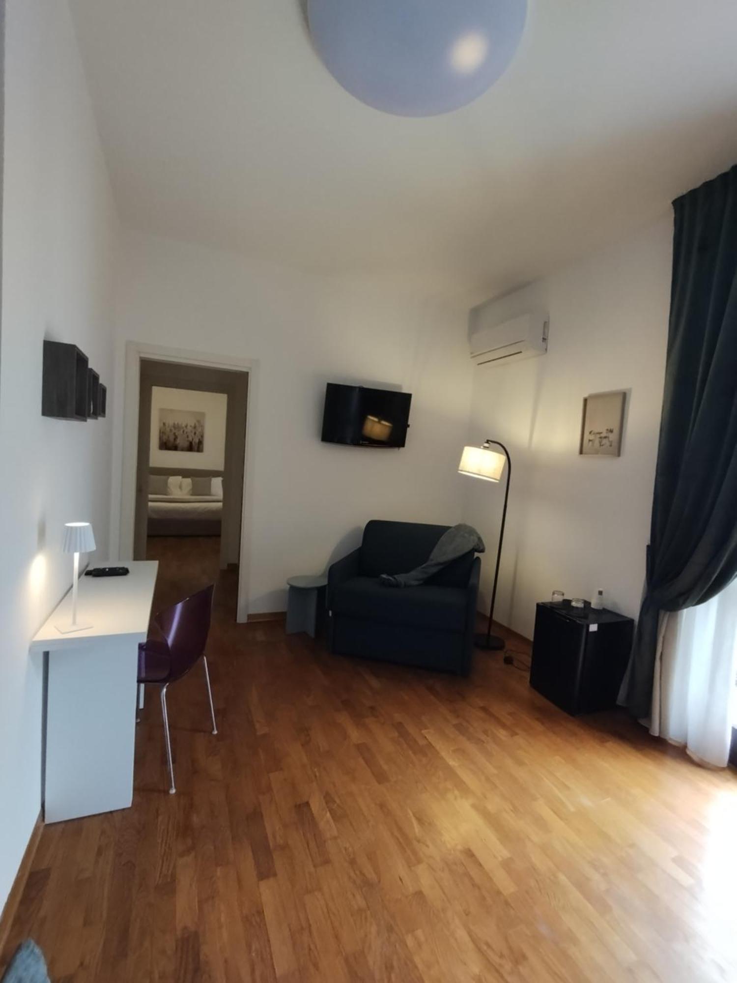 Palazzo Cusani Charming Rooms Верчелли Экстерьер фото