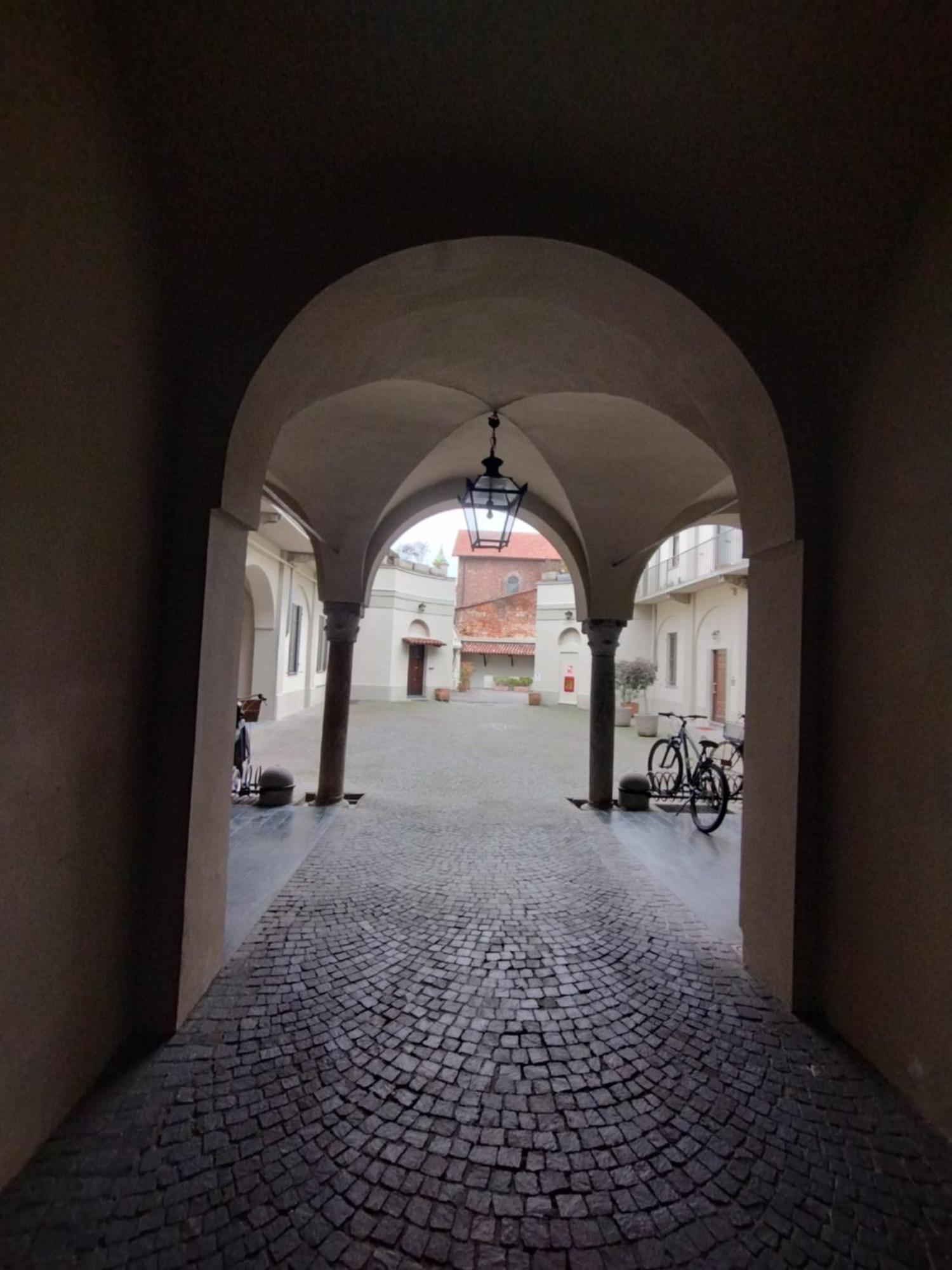 Palazzo Cusani Charming Rooms Верчелли Экстерьер фото