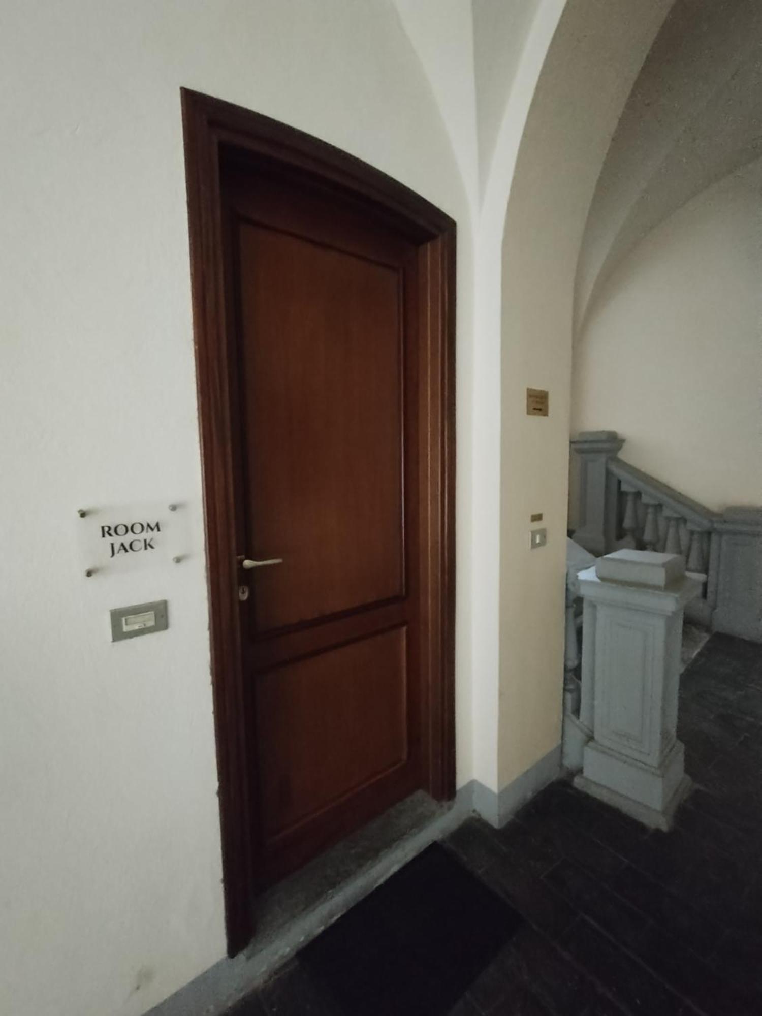 Palazzo Cusani Charming Rooms Верчелли Экстерьер фото