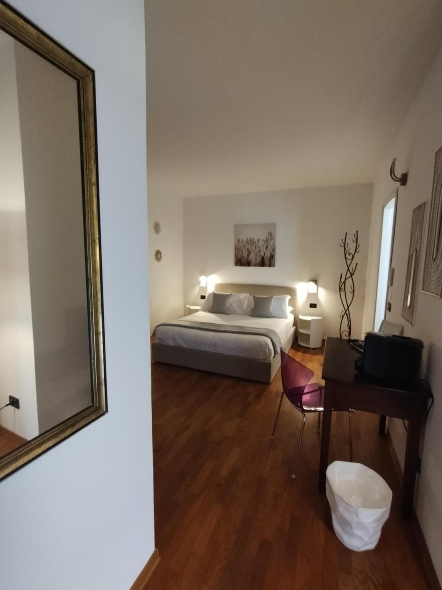Palazzo Cusani Charming Rooms Верчелли Экстерьер фото