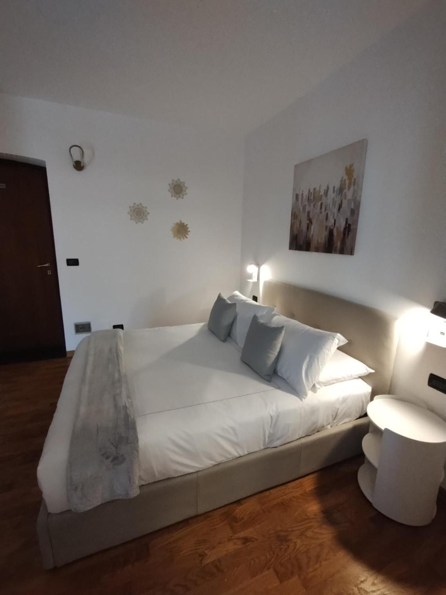 Palazzo Cusani Charming Rooms Верчелли Экстерьер фото