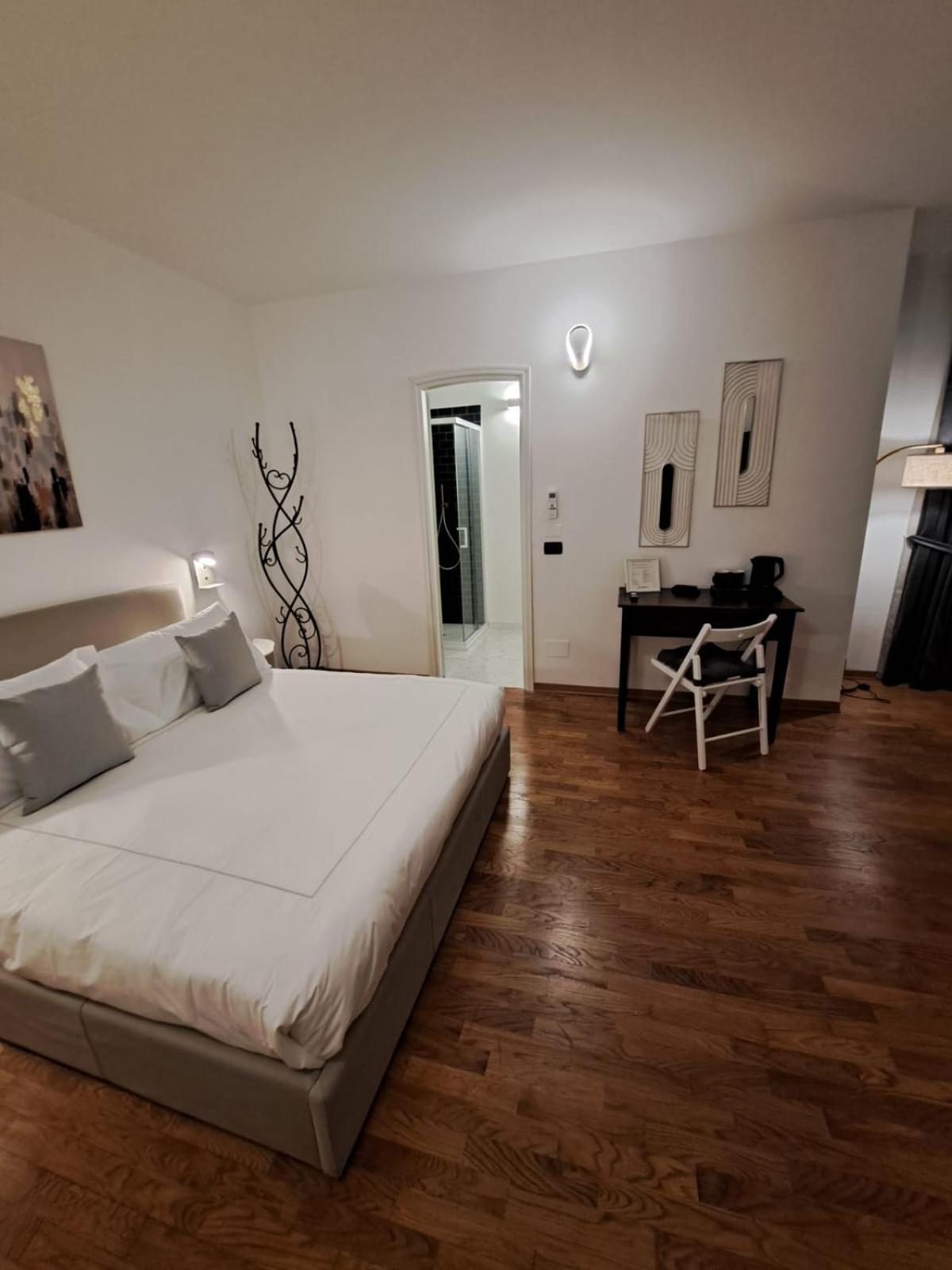 Palazzo Cusani Charming Rooms Верчелли Экстерьер фото