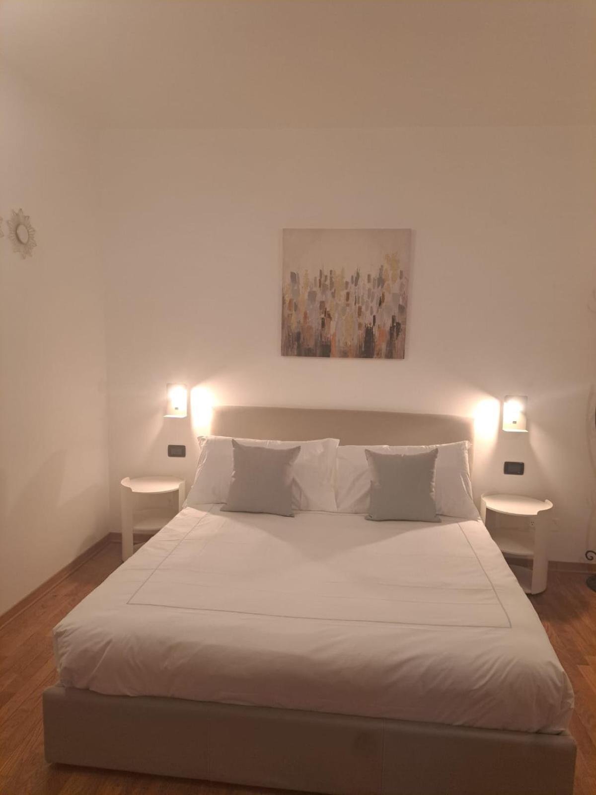 Palazzo Cusani Charming Rooms Верчелли Экстерьер фото