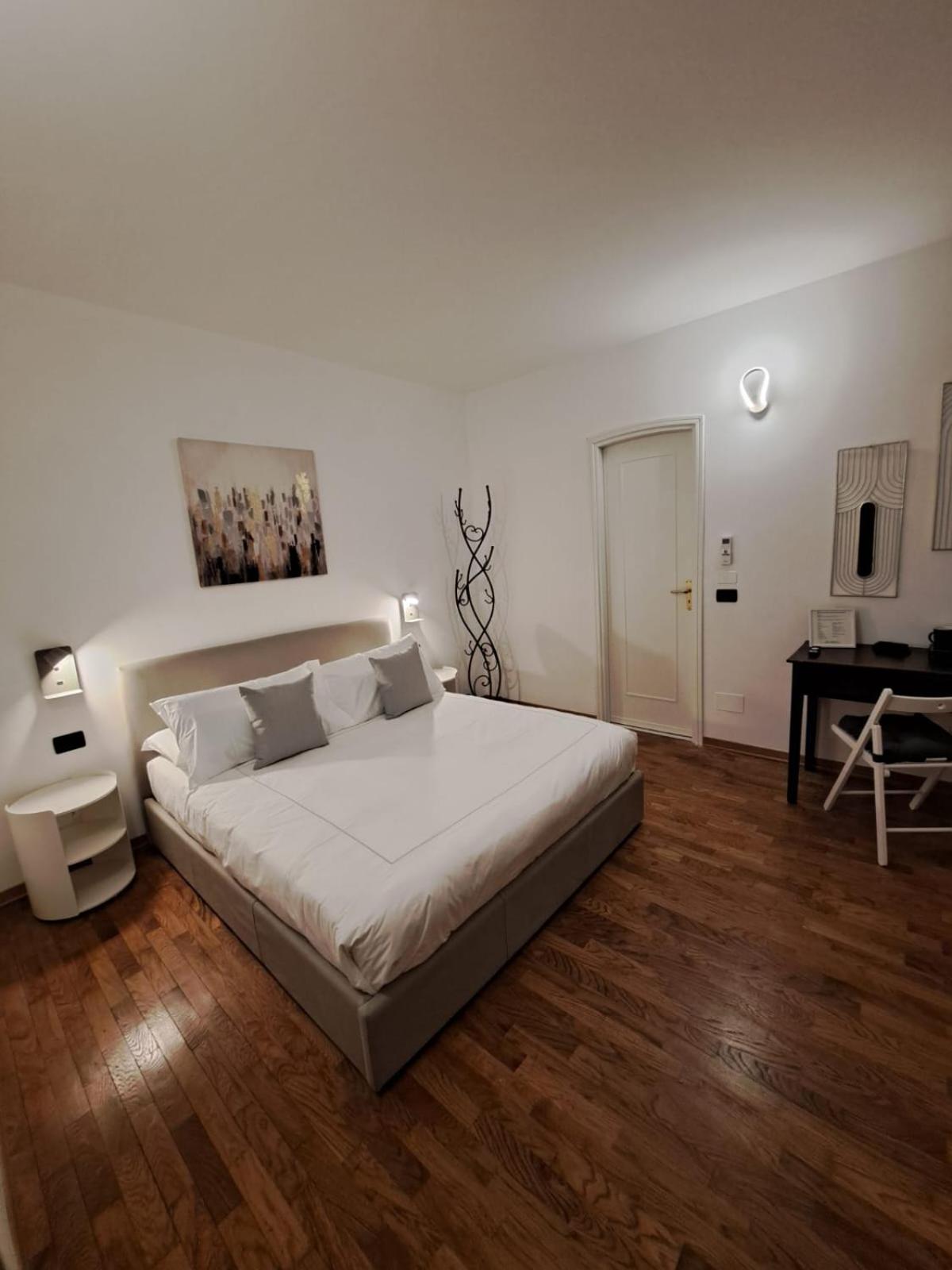 Palazzo Cusani Charming Rooms Верчелли Экстерьер фото