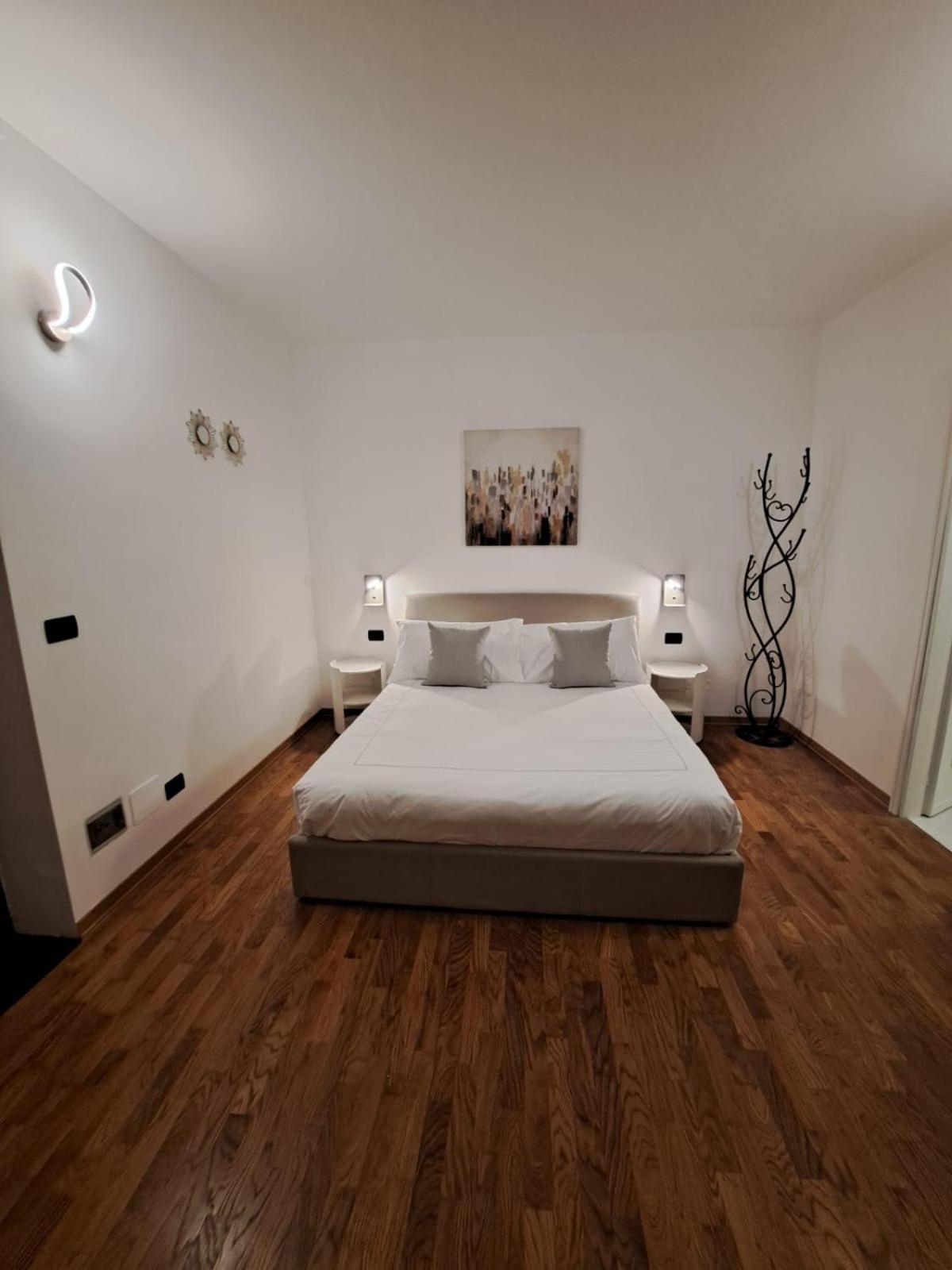 Palazzo Cusani Charming Rooms Верчелли Экстерьер фото